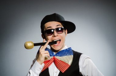 Karaoke konseptinde mikrofonlu komik adam
