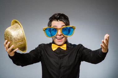 Antika şapkalı komik adam.