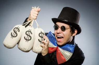 Para dolu çuvalları olan komik adam.