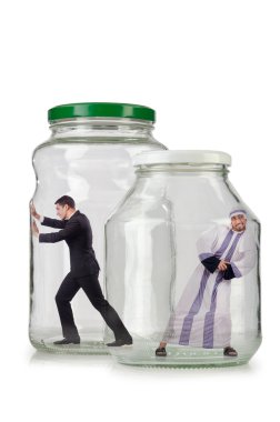 İnsanlar cam kavanozda kapana kısıldı.