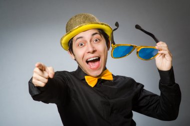 Antika şapkalı komik adam.