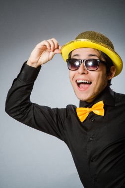 Antika şapkalı komik adam.