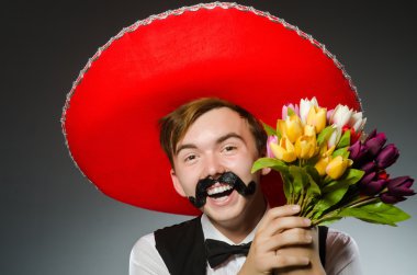 Şapka takan kişi komik bir konsept.