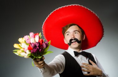 Şapka takan kişi komik bir konsept.