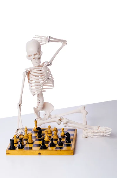 Esqueleto jogando jogo de xadrez no branco — Fotografia de Stock