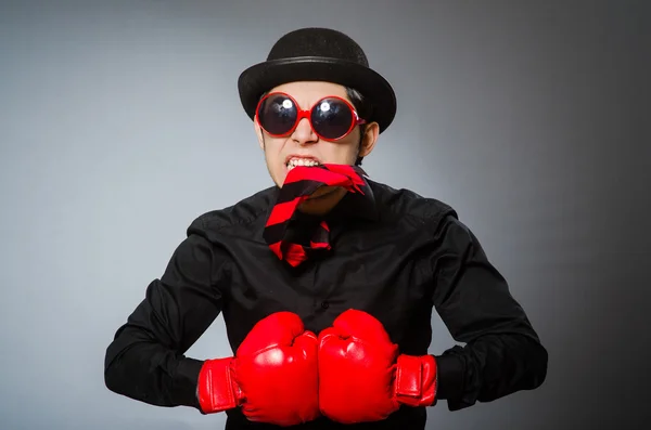 Homme drôle avec des gants de boxe — Photo