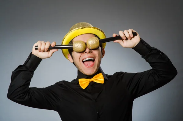 Lustiger Mann mit Mikrofon im Karaoke-Konzept — Stockfoto