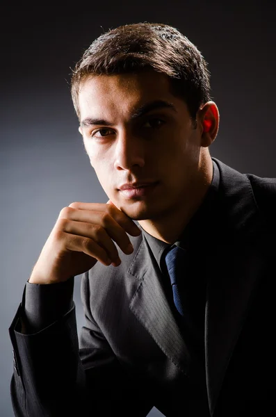 Joven hombre elegante contra gris — Foto de Stock