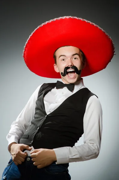 Person som bär sombrero hatt i roligt koncept — Stockfoto