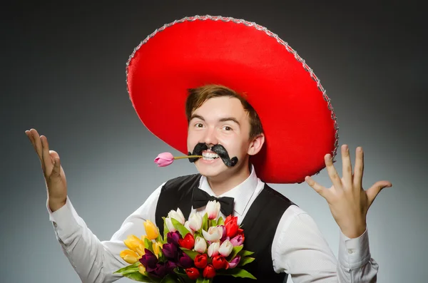 Personne portant un chapeau sombrero dans un concept drôle — Photo