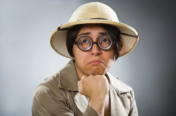 Hombre usando sombrero de safari en concepto divertido —  Fotos de Stock