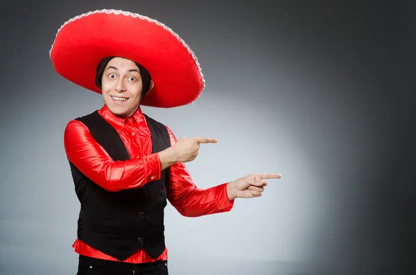 Person som bär sombrero hatt i roligt koncept — Stockfoto