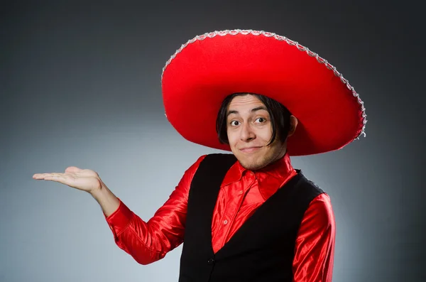 Persona que usa sombrero sombrero en concepto divertido — Foto de Stock