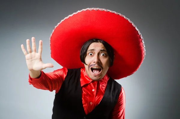 Osoba nosząca sombrero kapelusz w zabawnej koncepcji — Zdjęcie stockowe