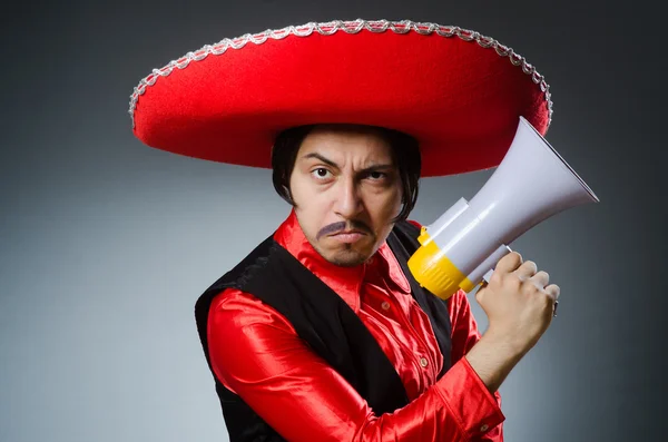 Person som bär sombrero hatt i roligt koncept — Stockfoto