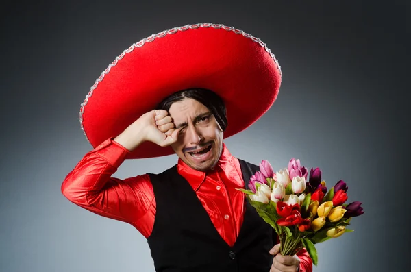 Personne portant un chapeau sombrero dans un concept drôle — Photo