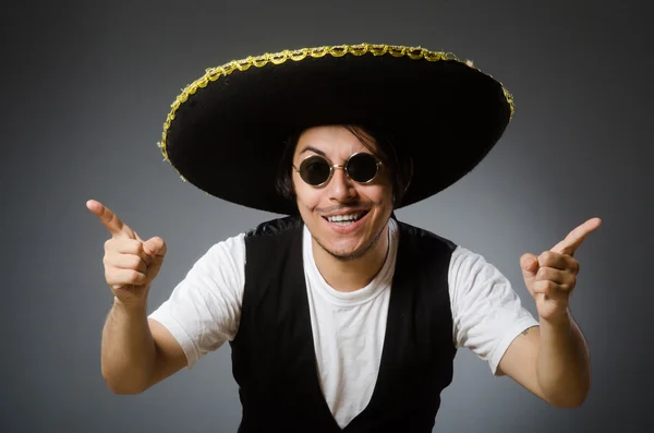 Person som bär sombrero hatt i roligt koncept — Stockfoto