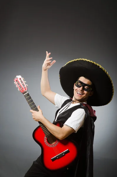 Person som bär sombrero hatt i roligt koncept — Stockfoto