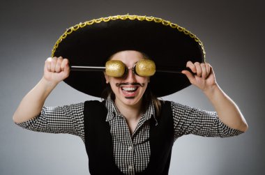 Şapka takan kişi komik bir konsept.