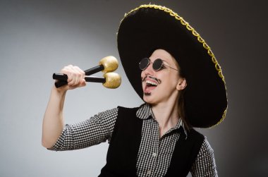 Şapka takan kişi komik bir konsept.