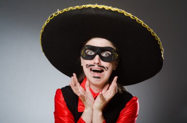 Şapka takan kişi komik bir konsept.