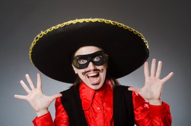 Şapka takan kişi komik bir konsept.