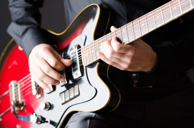 Konser sırasında gitarlı adam