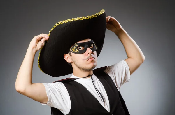 A sombrero kalapot viselő személy vicces koncepcióban — Stock Fotó