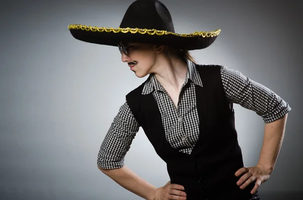 Persona que usa sombrero sombrero en concepto divertido — Foto de Stock