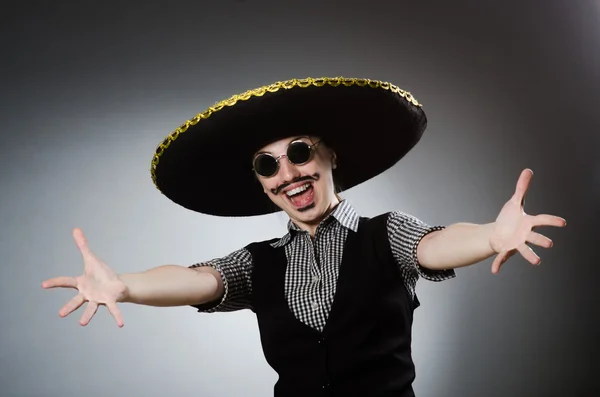 Person som bär sombrero hatt i roligt koncept — Stockfoto