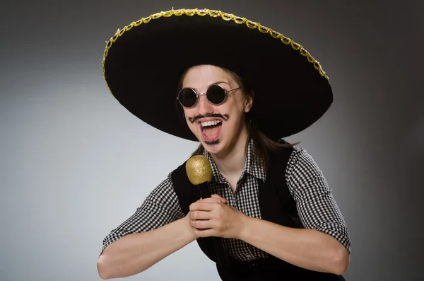 Person som bär sombrero hatt i roligt koncept — Stockfoto