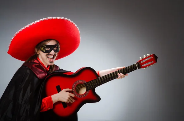 Personne portant un chapeau sombrero dans un concept drôle — Photo