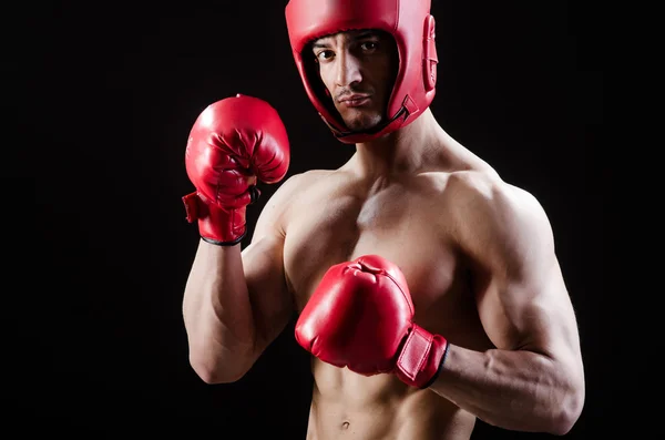 Homme musclé dans le concept de la boxe — Photo