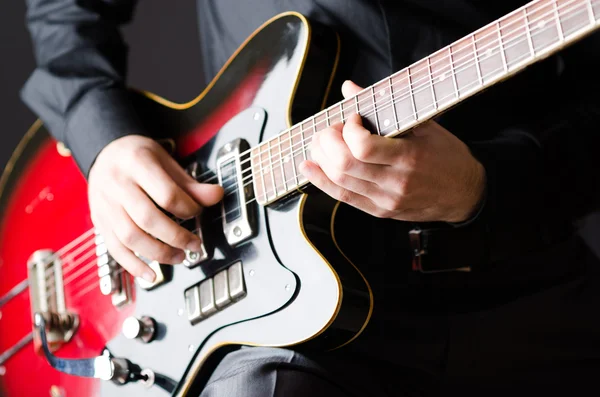 Homem com guitarra durante concerto — Fotografia de Stock