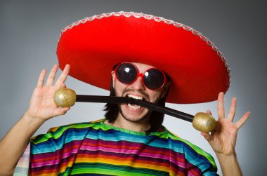 Karanlık Studio'da Sombrero giyen adam