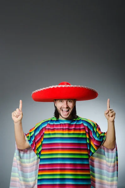 Śmieszne noszenia meksykańskie sombrero kapelusz — Zdjęcie stockowe