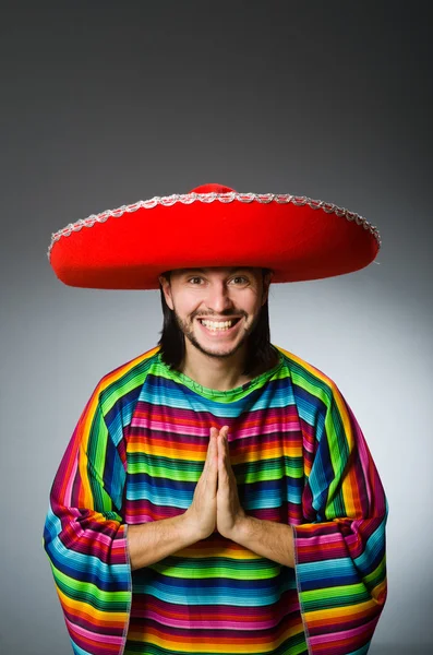 Persona che indossa cappello sombrero in concetto divertente — Foto Stock