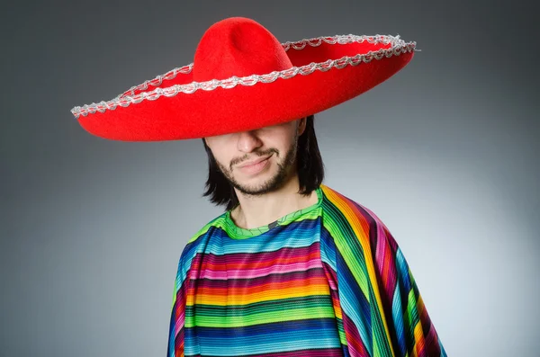 Mexicano engraçado usando chapéu sombrero — Fotografia de Stock