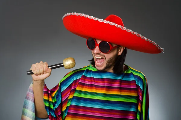 Mann trägt Sombrero im dunklen Studio — Stockfoto