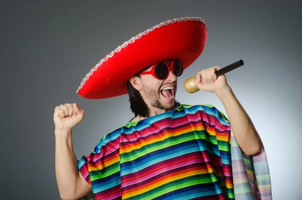 Człowiek sobie sombrero śpiew piosenki — Zdjęcie stockowe