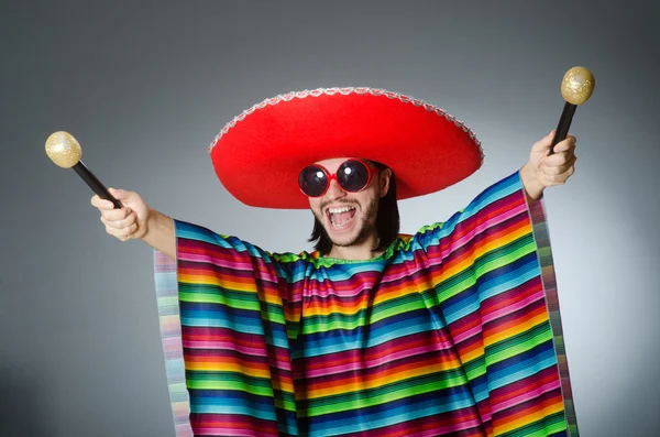 Man wearing sombrero singing song — Stock Photo, Image