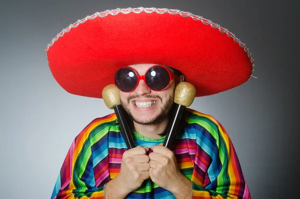 Mann mit Sombrero singt Lied — Stockfoto