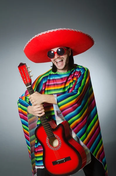 Meksika iskambil gitar giyen sombrero — Stok fotoğraf