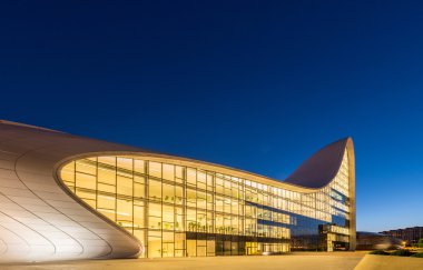 BAKU - 20 Temmuz 2015: Heydar Aliyev Merkezi, Bakü, Az