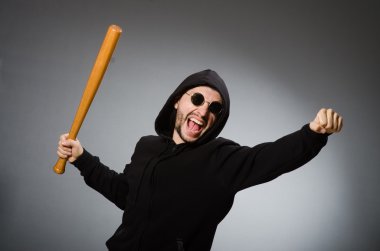 Basebal sopası ile agresif adam
