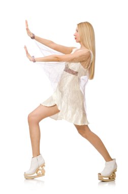 Beyaz izole beyaz elbise giyen kadın