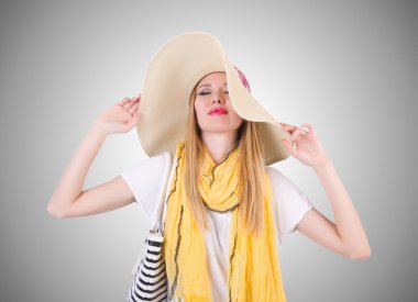 Genç çekici kadın yaz tatiline hazır.