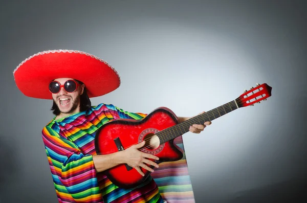 Messicano suonare la chitarra indossando sombrero — Foto Stock