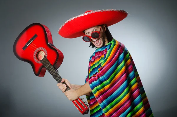 Mexikanska spela gitarr bära sombrero — Stockfoto