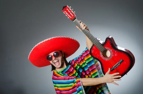 Mexikanska spela gitarr bära sombrero — Stockfoto